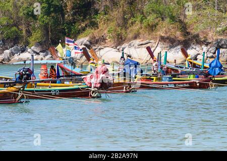 Traditionelle thailändische Holz-Langboote, die auf dem Meer ausgegraben wurden, Phuket, Thailand Stockfoto