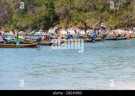 Traditionelle thailändische Holz-Langboote, die auf dem Meer ausgegraben wurden, Phuket, Thailand Stockfoto