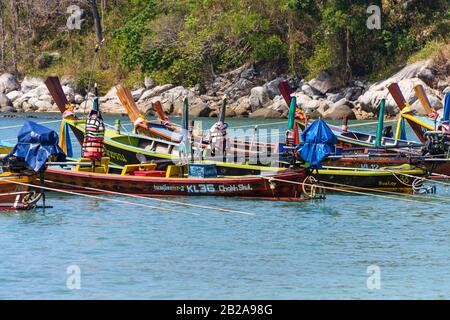 Traditionelle thailändische Holz-Langboote, die auf dem Meer ausgegraben wurden, Phuket, Thailand Stockfoto