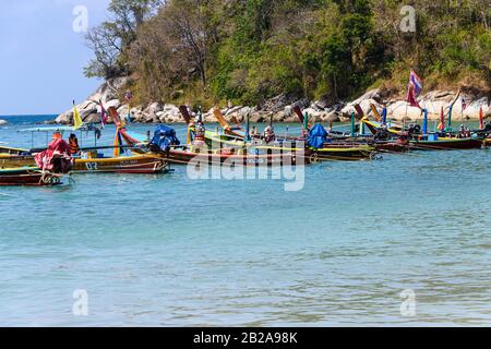 Traditionelle thailändische Holz-Langboote, die auf dem Meer ausgegraben wurden, Phuket, Thailand Stockfoto