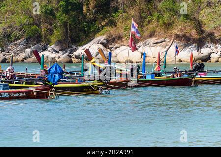 Traditionelle thailändische Holz-Langboote, die auf dem Meer ausgegraben wurden, Phuket, Thailand Stockfoto