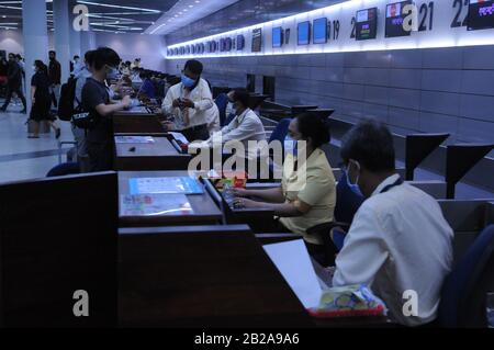 Check-in-Schalter am Phnom Penh International Airport während der Coronavirus-Epidemie. Bodenpersonal trägt Gesichtsmasken. Phnom Penh, Kambodscha. Stockfoto