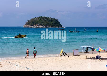 Boote auf dem Meer am Kata Beach, Phuket, Thailand Stockfoto