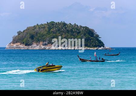 Boote auf dem Meer auf einer Insel am Kata Beach, Phuket, Thailand Stockfoto