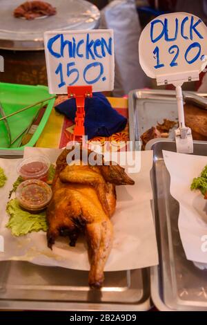 Gekochtes Huhn und Ente zum Verkauf in einem Verkaufsstand auf dem Lebensmittelmarkt in Phuket, Thailand Stockfoto