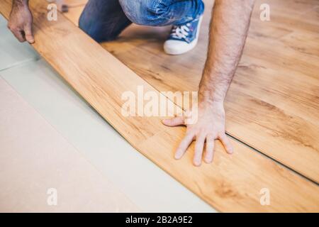 Die Regeln und Geheimnisse der Laminatverlegung mit Schlossbefestigung - Technik in Bildern Stockfoto