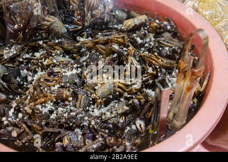 Gesalzene gekochte Krebse zum Verkauf in einem thailändischen Markt für Straßennahrung, Thailand Stockfoto