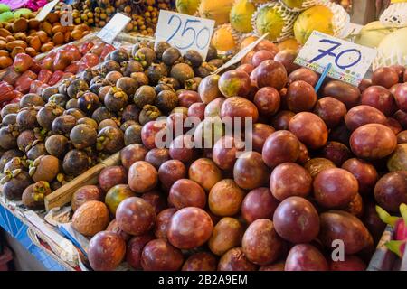 Pfahl von Passionobst, Mangosteen, Glockäpfeln und anderen Früchten, die in einem Marktstand in Thailand verkauft werden Stockfoto