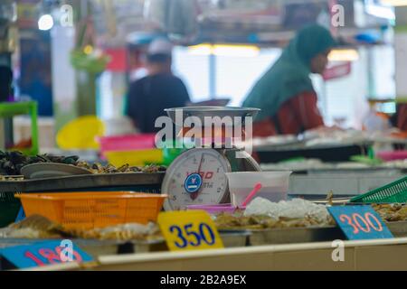 Alte Waagen an einem Fischhändler für Fisch und Meeresfrüchte, Lebensmittelmarkt, Thailand Stockfoto