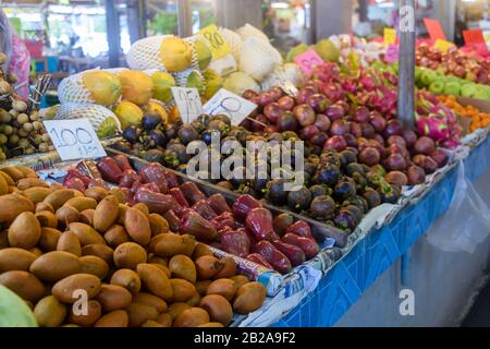 Pfahl von Passionobst, Mangosteen, Glockäpfeln und anderen Früchten, die in einem Marktstand in Thailand verkauft werden Stockfoto