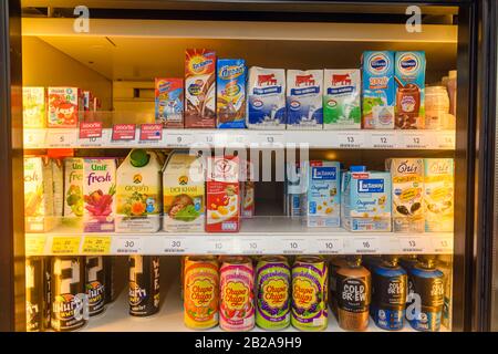 Kühlschrank mit kalten Getränken, darunter laktosefreie Milch, Chupa Chups und kalter Brühkaffee in einem Supermarkt in Thailand Stockfoto