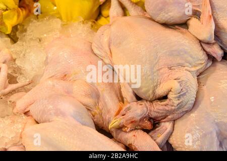 Rohhühner zum Verkauf in einem thailändischen Fleischerstall auf dem Lebensmittelmarkt, Thailand Stockfoto