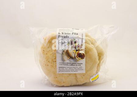 Alberton, Südafrika - eine Packung mit sechs weißen PITA-Broten von Woolworths Food, isoliert auf einem klaren Hintergrundbild mit Kopierraum Stockfoto