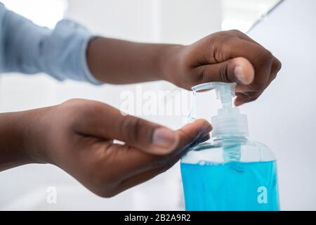 Nahaufnahme Des Jungen, Der Die Hände Mit Seife Zu Hause Waschen Soll, Um Infektionen Zu Verhindern Stockfoto