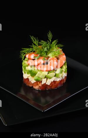 Tartar Avocado mit Mozzarella, Tomaten und Garnelen. Stockfoto