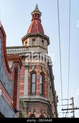 Ein viktorianischer Italianate-Revolver aus dem Jahr 1888 über einem Gebäude in der Brunswick Street in Fitzroy, Melbourne, Australien Stockfoto