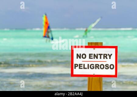 Kein Eintrittsschild im Meer mit Windsurfern auf bonaire Stockfoto