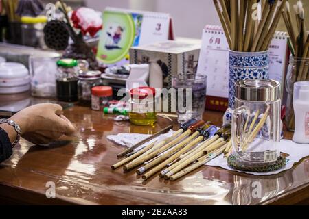Peking, СHINA - 03. JUNI: Сhinese traditionelle Kalligraphie bürstet aus der Nähe. Stockfoto