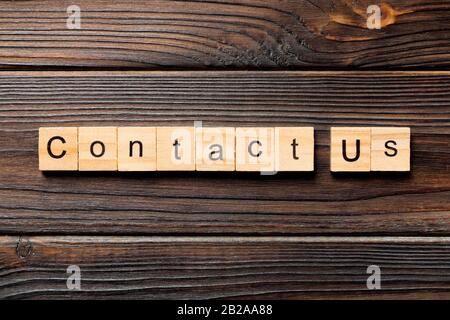 Kontakt Wort auf Holz Block geschrieben. Kontakt Text auf Holz- Tabelle für Ihr Design, Konzept. Stockfoto