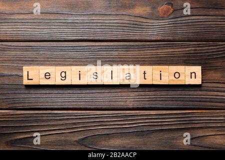 Rechtsvorschriften Wort auf Holz Block geschrieben. Rechtsvorschriften text auf Tisch, Konzept. Stockfoto