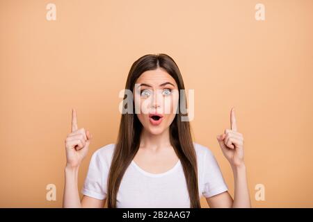 Nahaufnahme Foto stauned Mädchen Promoter zeigen Zeigefinger nach oben Copyspace suggerieren Sie die Auswahl unglaublicher Verkaufsoption beeindruckt Scream Wow omg tragen stylisch Stockfoto