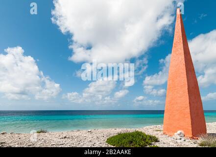 Oranger Obelisk am Strand der karibischen Insel Bonaire Stockfoto