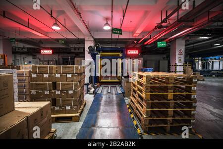 Peking, CHINA - 03. JUNI 2019: Moderne Automatisierung der Lagerproduktion in China. Stockfoto