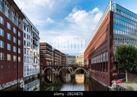 Hamburg, 4. August 2019: Blick auf den Bleichenfleet Kanal in Hamburg bei Sonnenuntergang Stockfoto