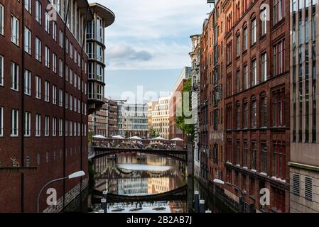 Hamburg, 4. August 2019: Blick auf den Bleichenfleet Kanal in Hamburg bei Sonnenuntergang Stockfoto