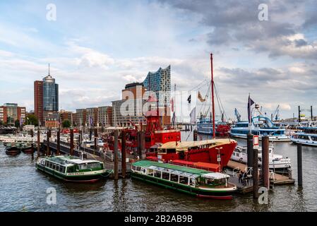 Hamburg, Deutschland - 4. August 2019: Blick auf den Hamburger Hafen und die Elbphilharmonie bei Sonnenuntergang im Sommer. Stockfoto