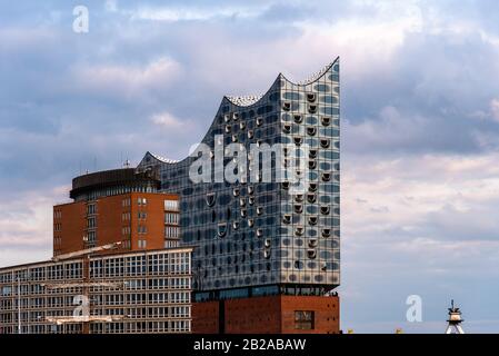 Hamburg, 4. August 2019: Elbphilharmonie oder Elbphilharmonie im HafenCity Quarter. Entworfen von der Architekturfirma Herzog & de Meuro Stockfoto