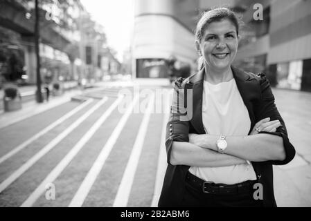 Eine reife Geschäftsfrau, die die Stadt Bangkok, Thailand, erkundet Stockfoto