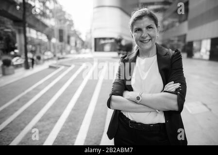 Eine reife Geschäftsfrau, die die Stadt Bangkok, Thailand, erkundet Stockfoto