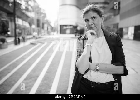 Eine reife Geschäftsfrau, die die Stadt Bangkok, Thailand, erkundet Stockfoto