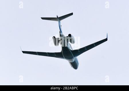 Niedrige Winkelansicht eines kleinen Düsenflugzeugs im Flug Stockfoto