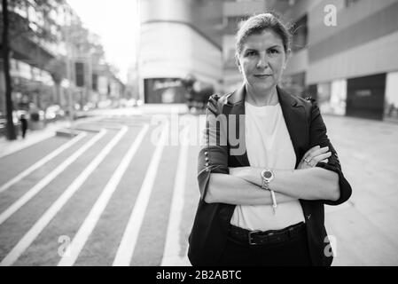 Eine reife Geschäftsfrau, die die Stadt Bangkok, Thailand, erkundet Stockfoto