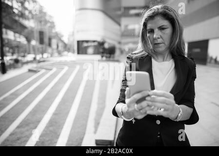 Eine reife Geschäftsfrau, die die Stadt Bangkok, Thailand, erkundet Stockfoto