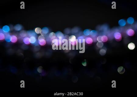 Wunderschöner violetter Bokeh-Hintergrund, der von Lichtern erzeugt wurde Stockfoto