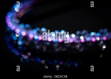 Wunderschöner violetter Bokeh-Hintergrund, der von Lichtern erzeugt wurde Stockfoto
