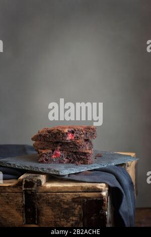 Scheiben Schokoladen-Erdbeerkuchen auf Schiefer Stockfoto