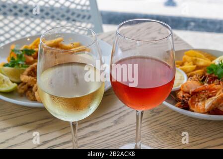 Mittagessen mit Meeresfrüchten im Restaurant an den Knysna Quays, Knysna, Provinz Western Cape, Südafrika Stockfoto