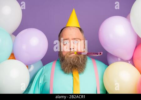 Nahaufnahme aufgeregter Wahnsinniger großer Bauchpfiff Geräuschemacher feiern festlichen Jahrestag Luftbaloons tragen pinkfarbene Hosenträger Teal türkis Stockfoto