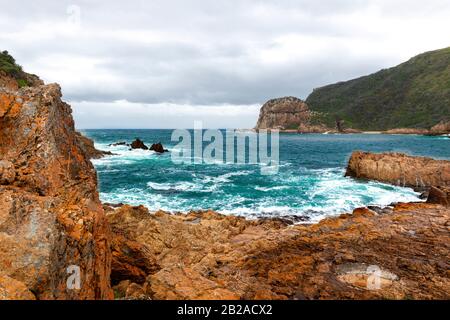 Die Köpfe zeigen die felsige Küste bei der Stadt Knysna an der Garden Route, Western Cape, Südafrika Stockfoto