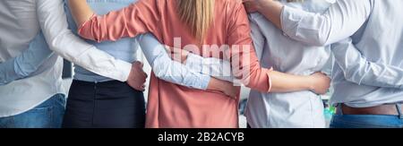 Kreative Teambesprechung verbindet sich. Junge Geschäftsleute halten sich die Hände. Einigkeit und Teamarbeit. Stockfoto
