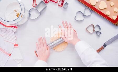 Flach. Schritt für Schritt. Rolling Zucker Plätzchenteig mit Metall Rolling Pin. Stockfoto
