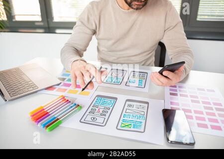 Designer man Drawing Website ux-App-Entwicklung. Konzept der Benutzererfahrung. Stockfoto