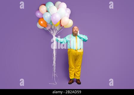 Foto in voller Länge begeistert stauned man Big Belly Hold Air Baloons er bekommt Jahrestag Geschenk Scream Wow tragen türkis Hose Schuhe pink Stockfoto