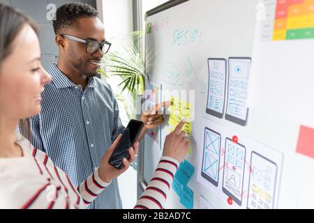 Designer, die die Entwicklung von UX-Anwendungen auf der Website zeichnen. Konzept der Benutzererfahrung. Stockfoto