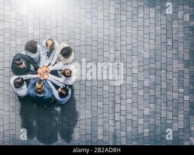 Nahaufnahme, Ansicht von oben Young Business Menschen die Hände zusammen. Stapel von Händen. Einheit und Teamarbeit Konzept. Stockfoto