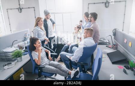 Team bei der Arbeit. Gruppe junger Geschäftsleute, die in kreativ modernen Büros zusammenarbeiten. Stockfoto